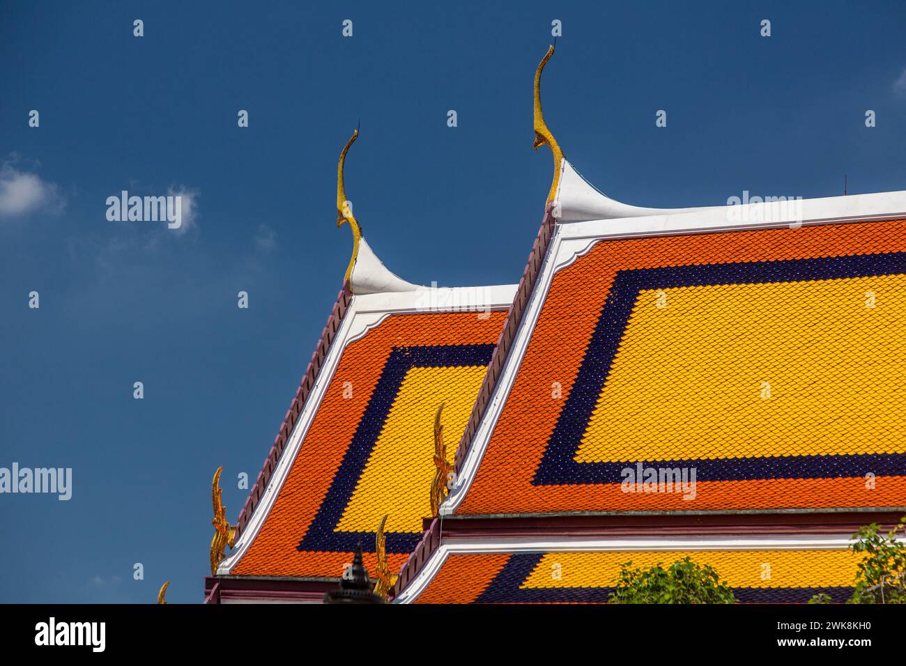 Dettaglio del tetto dell'ho Phra Monthien Tham presso il Tempio del Buddha di Smeraldo nel complesso del Grand Palace a Bangkok, Thailandia. Foto Stock