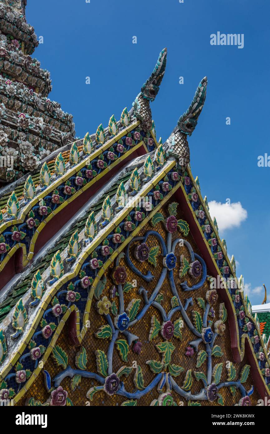 Dettaglio della Cappella Phra Vihara Yod presso il Tempio del Buddha di Smeraldo nel complesso del Grand Palace a Bangkok, Thailandia. Foto Stock