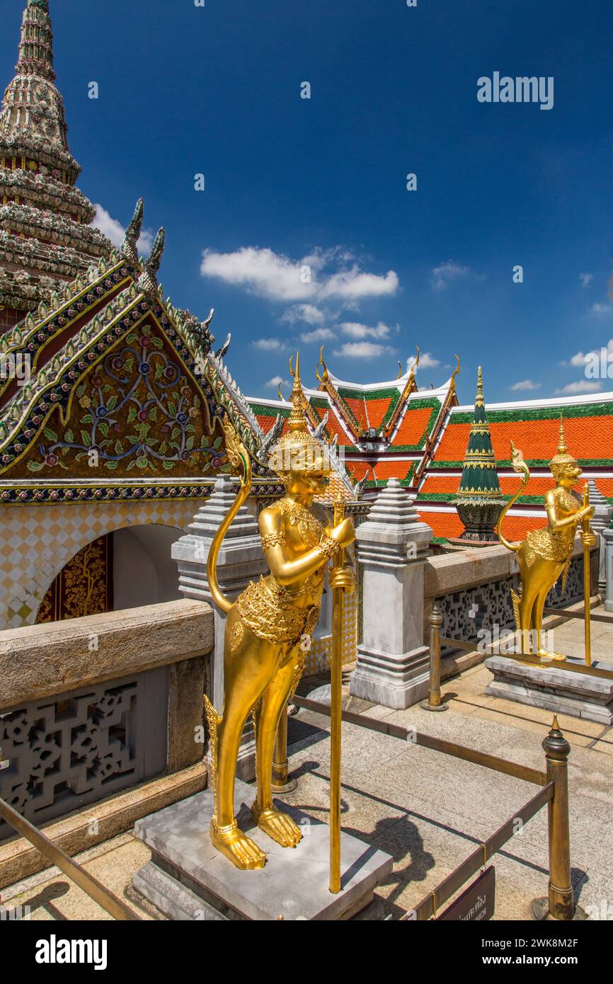 La statua dorata di una creatura mitica Singhaphanon custodisce il Phra Wiharn Yod nel complesso del Grand Palace a Bangkok, Thailandia. Un Singhaphanon ha il Foto Stock