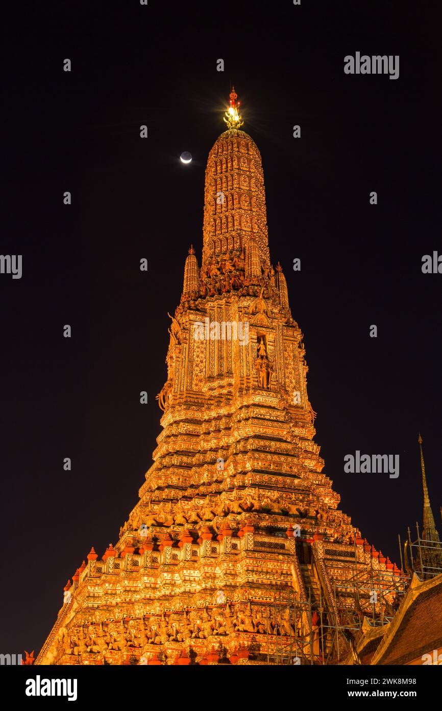 Luna crescente sul Wat Arun o Tempio dell'Alba, un tempio buddista a Bangkok, Thailandia, con le sue prande o guglie in stile Khmer. Foto Stock