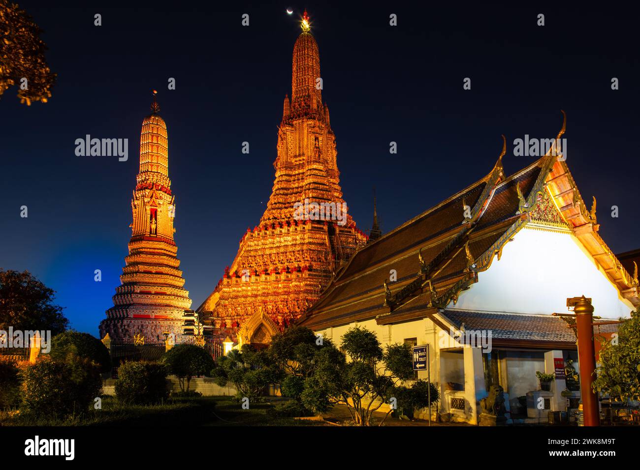 Luna crescente sul Wat Arun o Tempio dell'Alba, un tempio buddista a Bangkok, Thailandia, con le sue prande o guglie in stile Khmer. Foto Stock