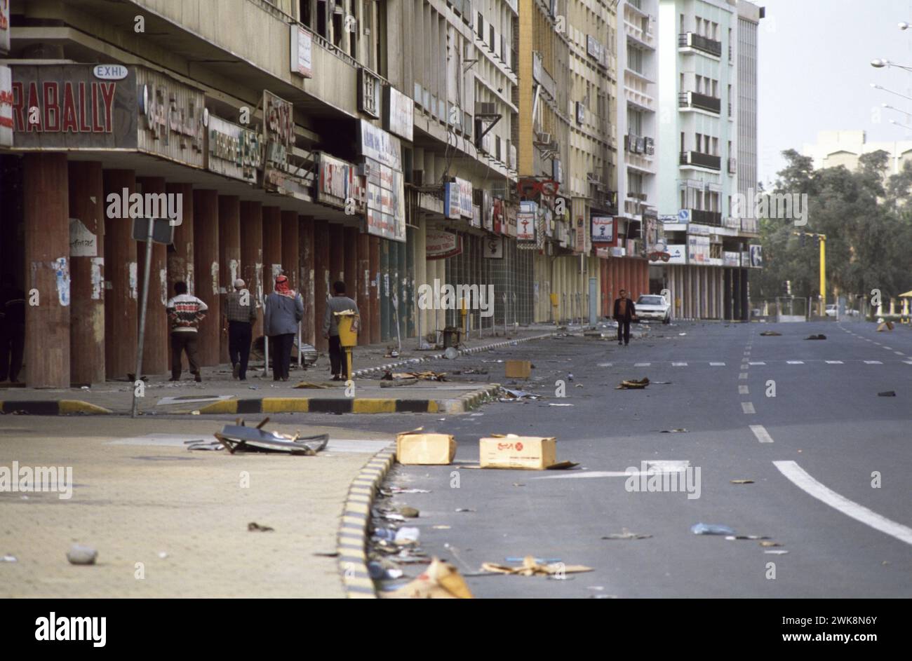 16 marzo 1991 una strada in Safat area di Kuwait City dove tutti i negozi e le boutique sono state saccheggiate dai soldati iracheni. Foto Stock