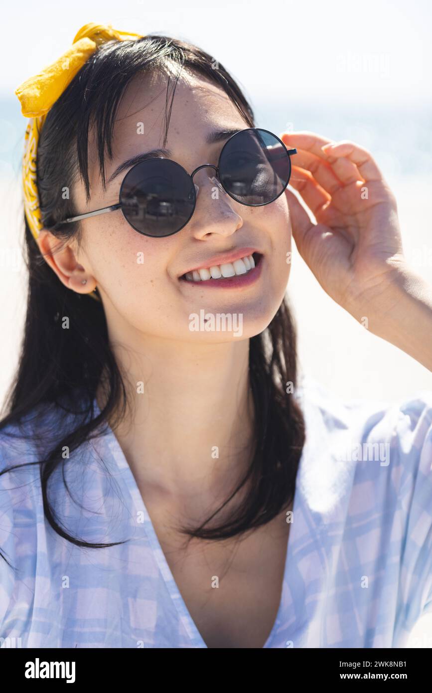 La giovane donna birazziale ama il sole in spiaggia Foto Stock