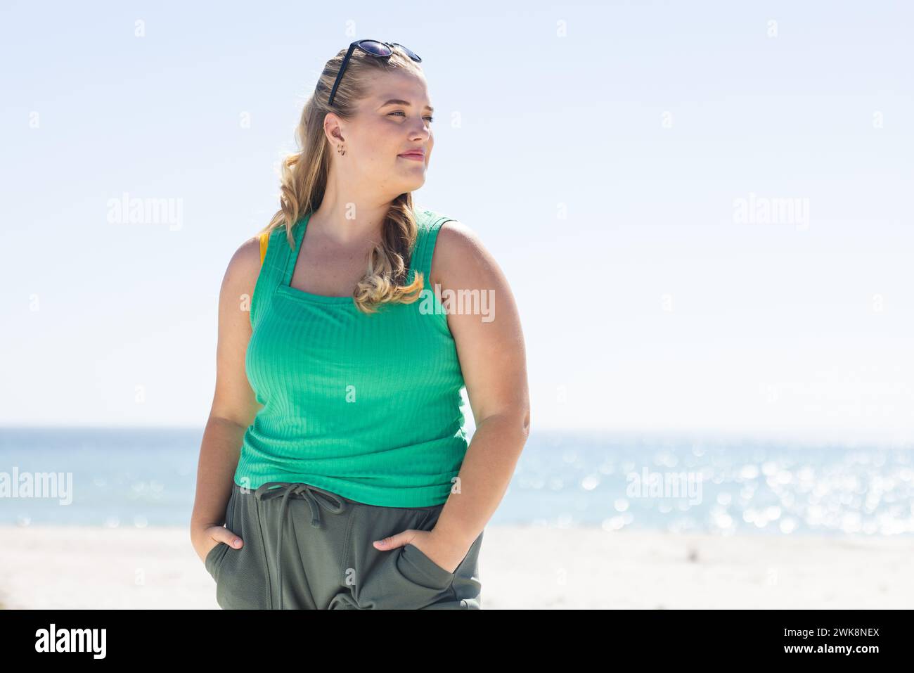 La giovane donna caucasica più grande si trova in spiaggia con sicurezza, con spazio per le copie Foto Stock