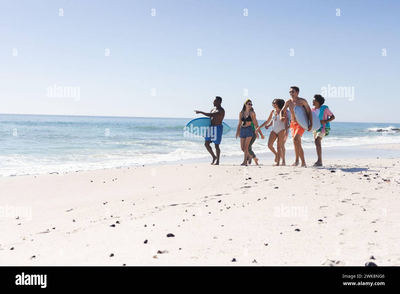 Gruppi diversi di amici si godono una giornata in spiaggia, con spazio fotocopie Foto Stock