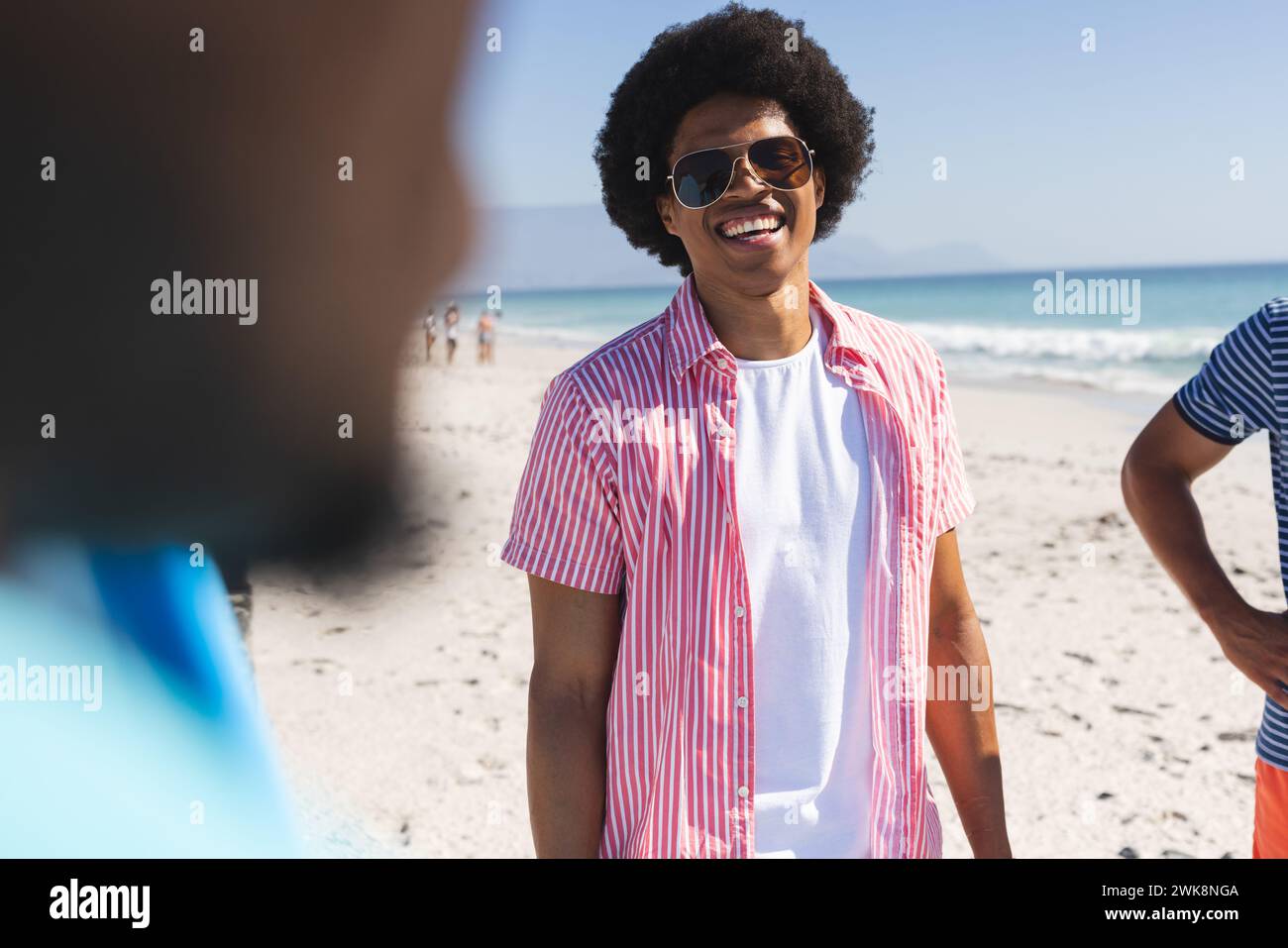 I giovani afroamericani si godono una giornata di sole sulla spiaggia Foto Stock