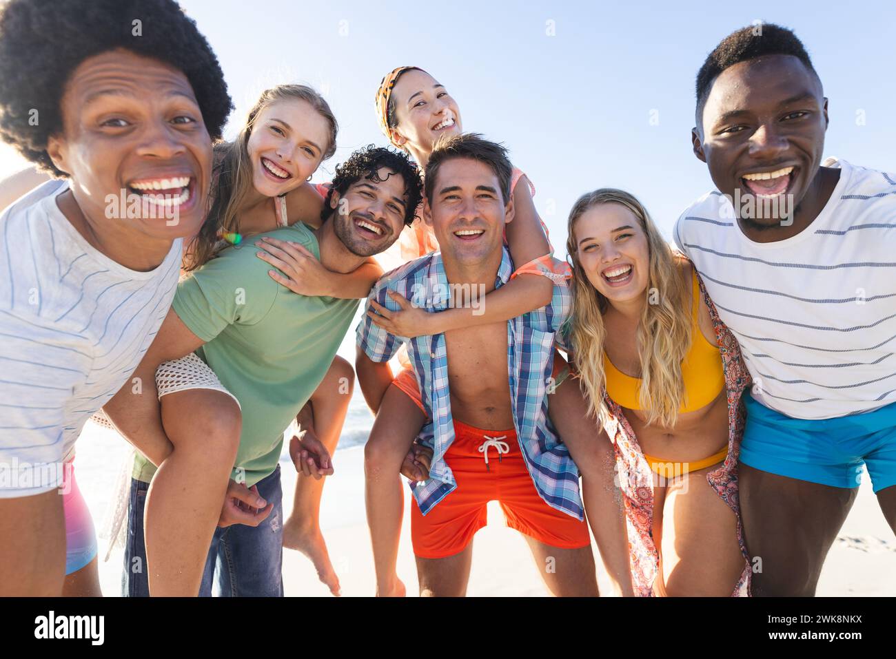 Gruppi diversi di amici trascorrono una giornata in spiaggia Foto Stock