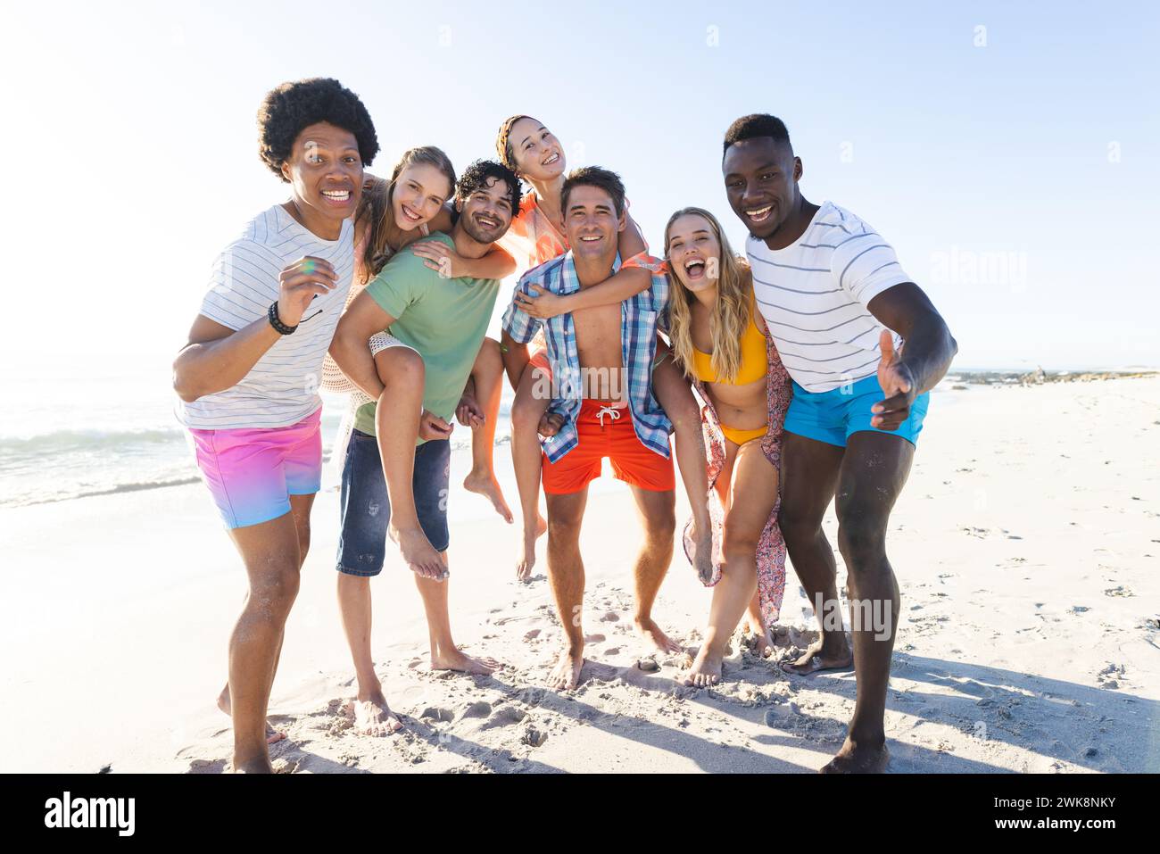 Gruppi diversi di amici si godono una giornata in spiaggia Foto Stock
