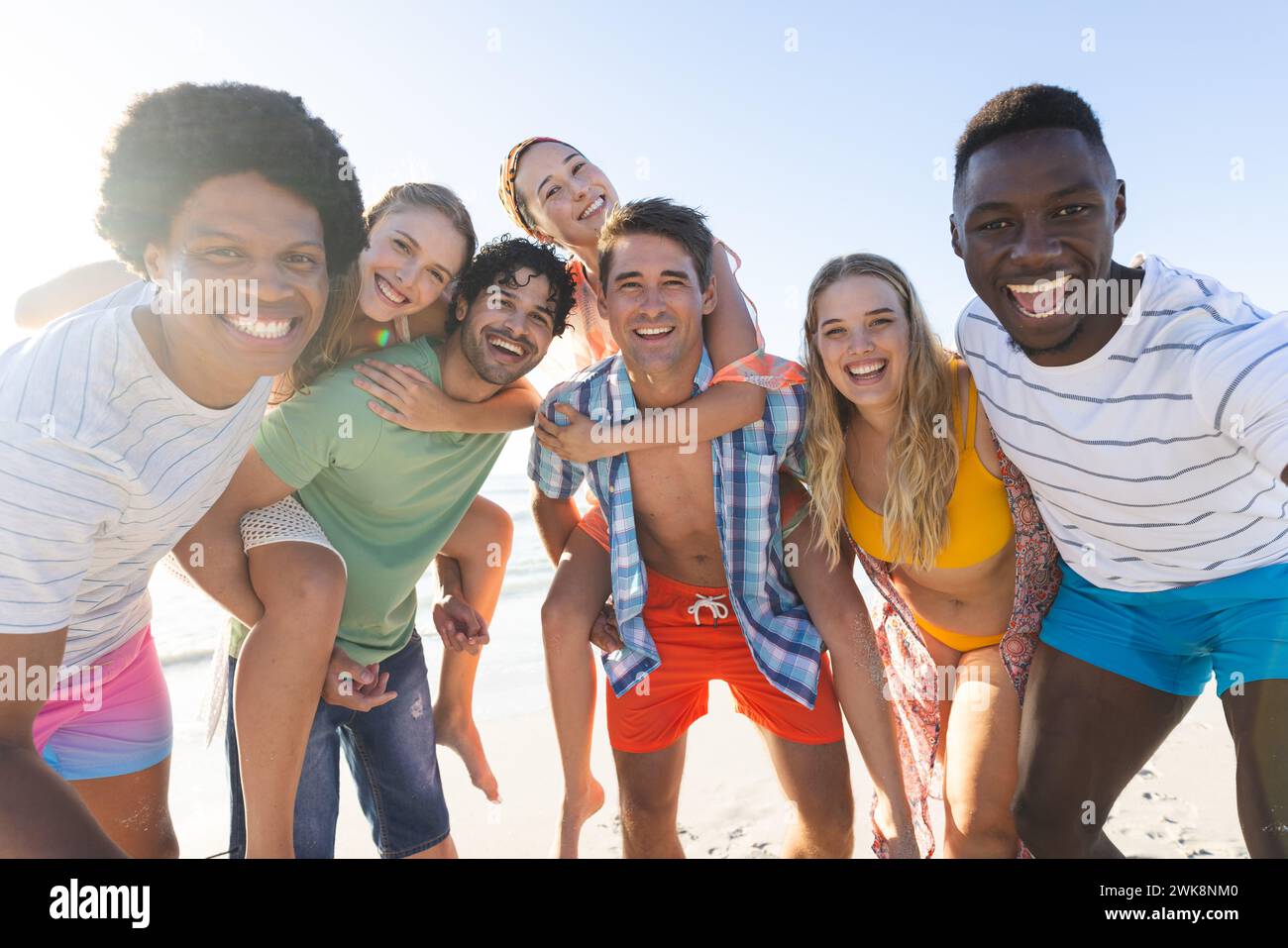 Gruppi diversi di amici trascorrono una giornata in spiaggia Foto Stock