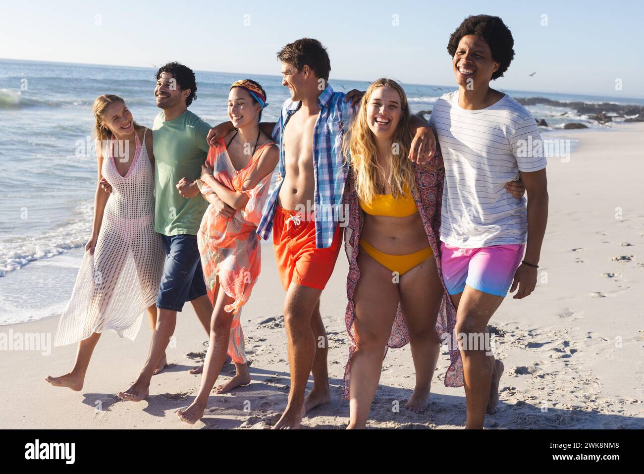 Gruppi di amici diversi che si godono una giornata in spiaggia Foto Stock