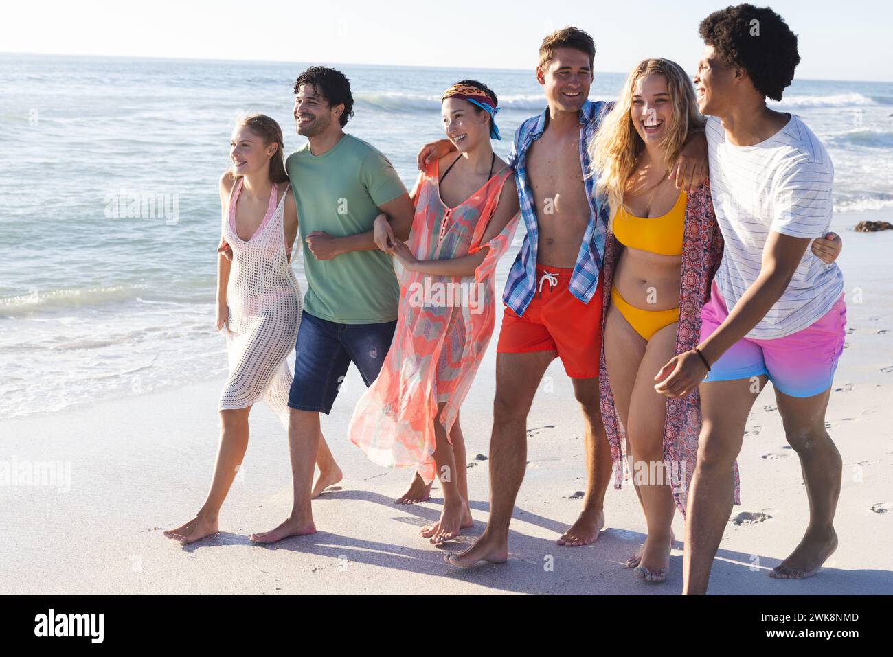 Gruppi diversi di amici trascorrono una giornata in spiaggia insieme Foto Stock