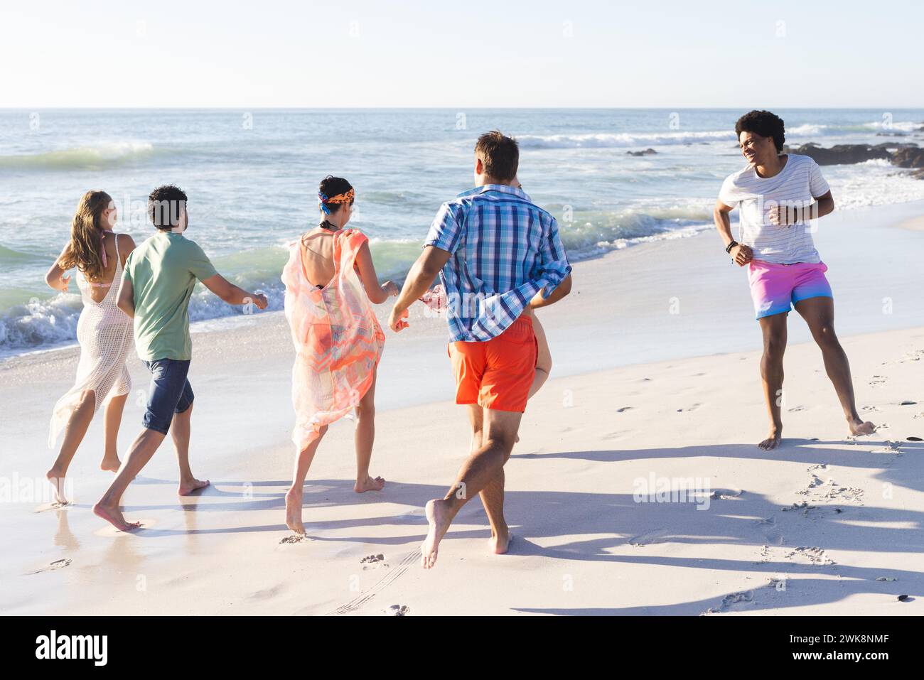 Gruppi diversi di amici trascorrono una giornata in spiaggia Foto Stock