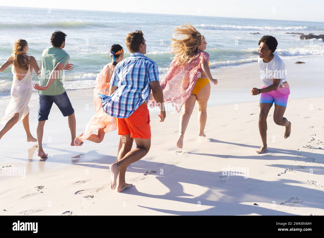 Gruppi diversi di amici si divertono con un'escursione in spiaggia Foto Stock