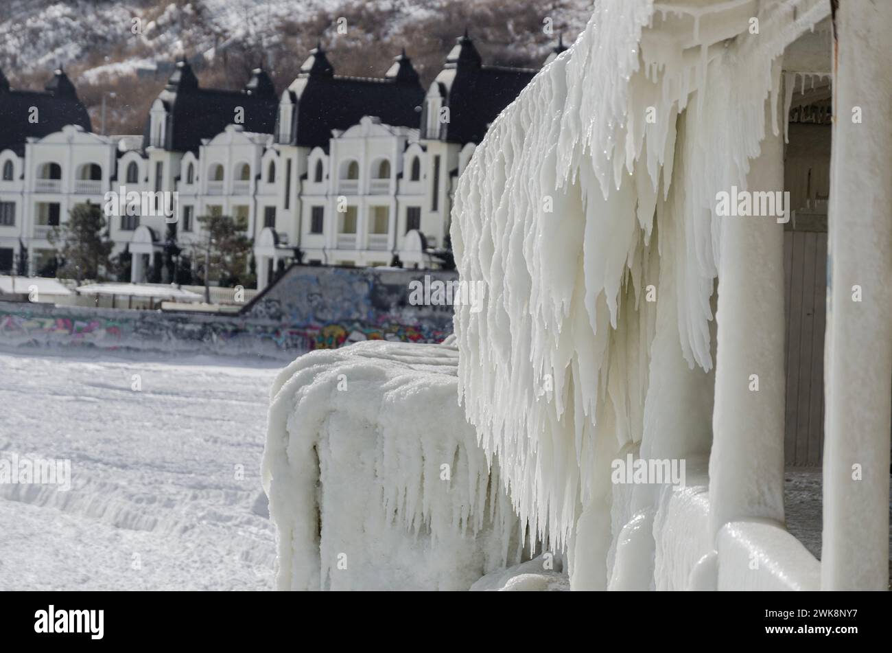 L'immagine mostra le conseguenze di una forte onda fredda. La struttura, un gazebo, un padiglione, è spesso ricoperta di ghiacci. Il terreno e l'ambiente circostante Foto Stock