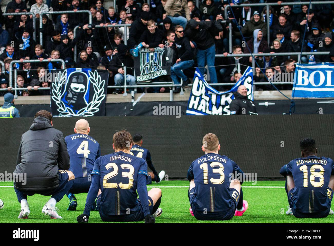 Gothenburg, Svezia. 18 febbraio 2024. I giocatori di Halmstad BK celebrano la vittoria con i tifosi dopo la partita di Svenska Cup tra Halmstads BK e Helsingborg alla Bravida Arena di Gothenburg. (Credito fotografico: Gonzales Photo - Amanda Persson). Foto Stock