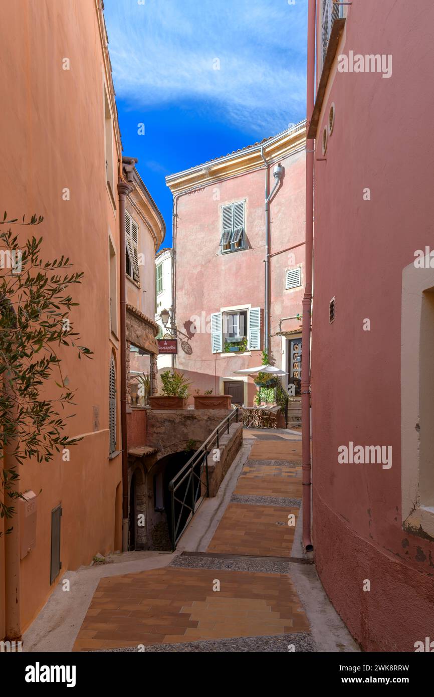 Guardando il sentiero verso i tetti della graziosa città di Roquebrune-cap-Martin. Con bellissime pareti in terracotta e pavimenti in mattoni rustici. Foto Stock