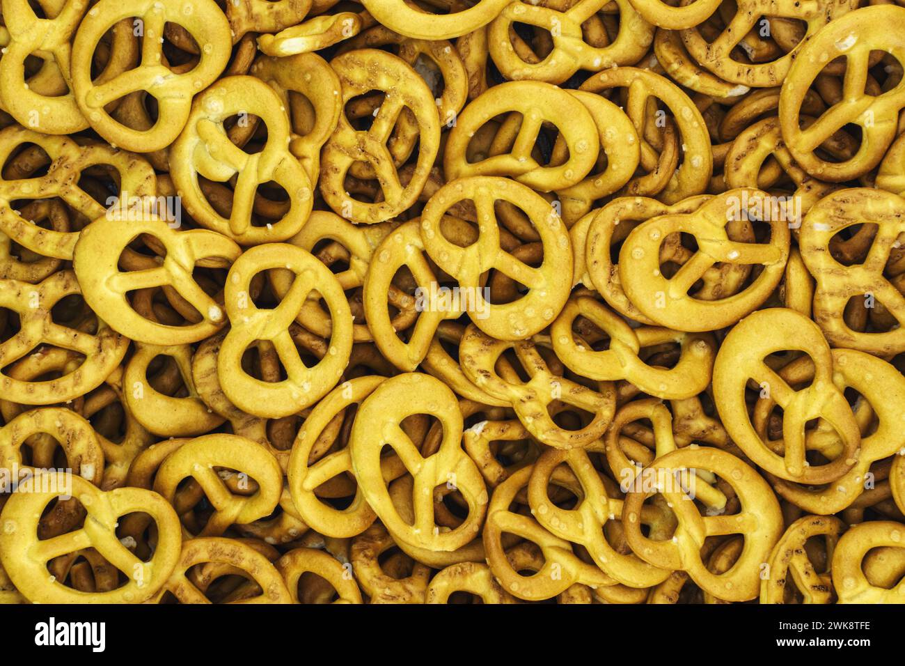 Mini pretzel salati con texture di sfondo, vista dall'alto Foto Stock
