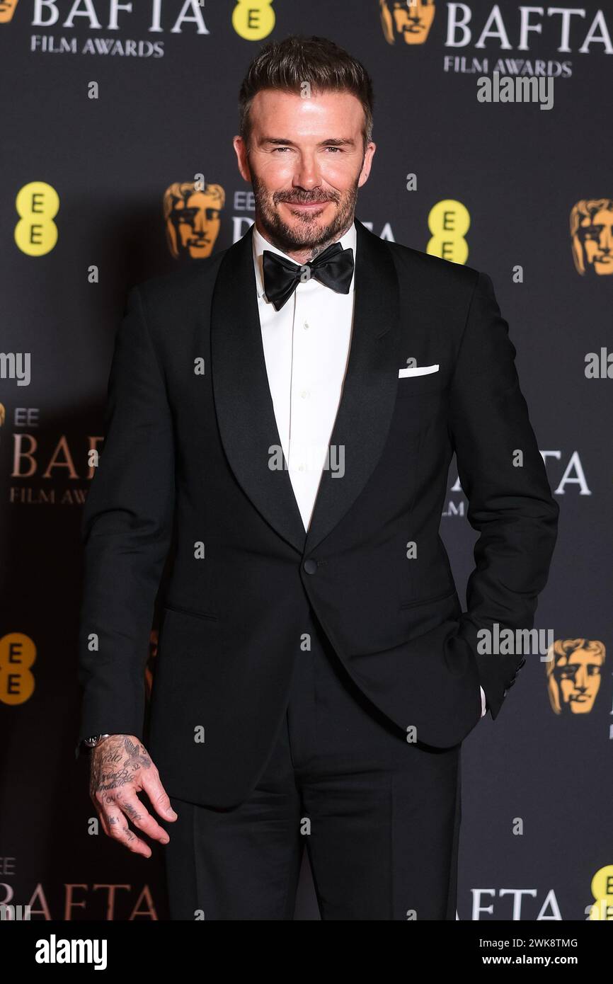 David Beckham posa dietro le quinte agli EE BAFTA Film Awards 2024 domenica 18 febbraio 2024 alla Royal Festival Hall di Londra. Foto di Julie Edwards. Crediti: JEP Celebrity Photos/Alamy Live News Foto Stock