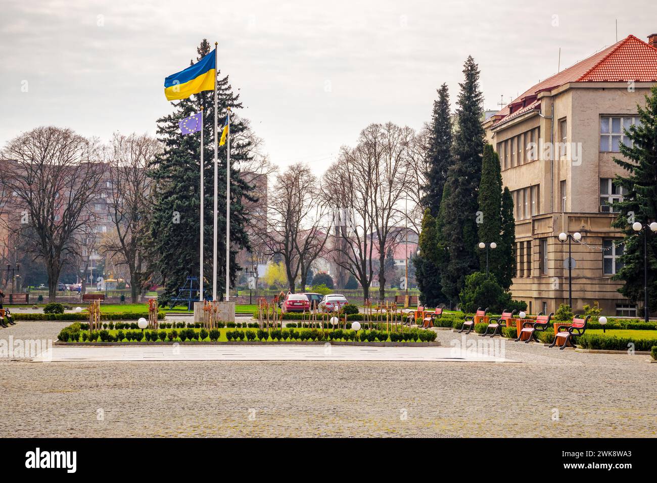 uzhhorod, ucraina - 27 marzo 2016: bandiere ucraine e dell'unione europea sulla piazza della narodna. paesaggio urbano in una giornata di sole all'inizio della primavera. caldo e accogliente Foto Stock