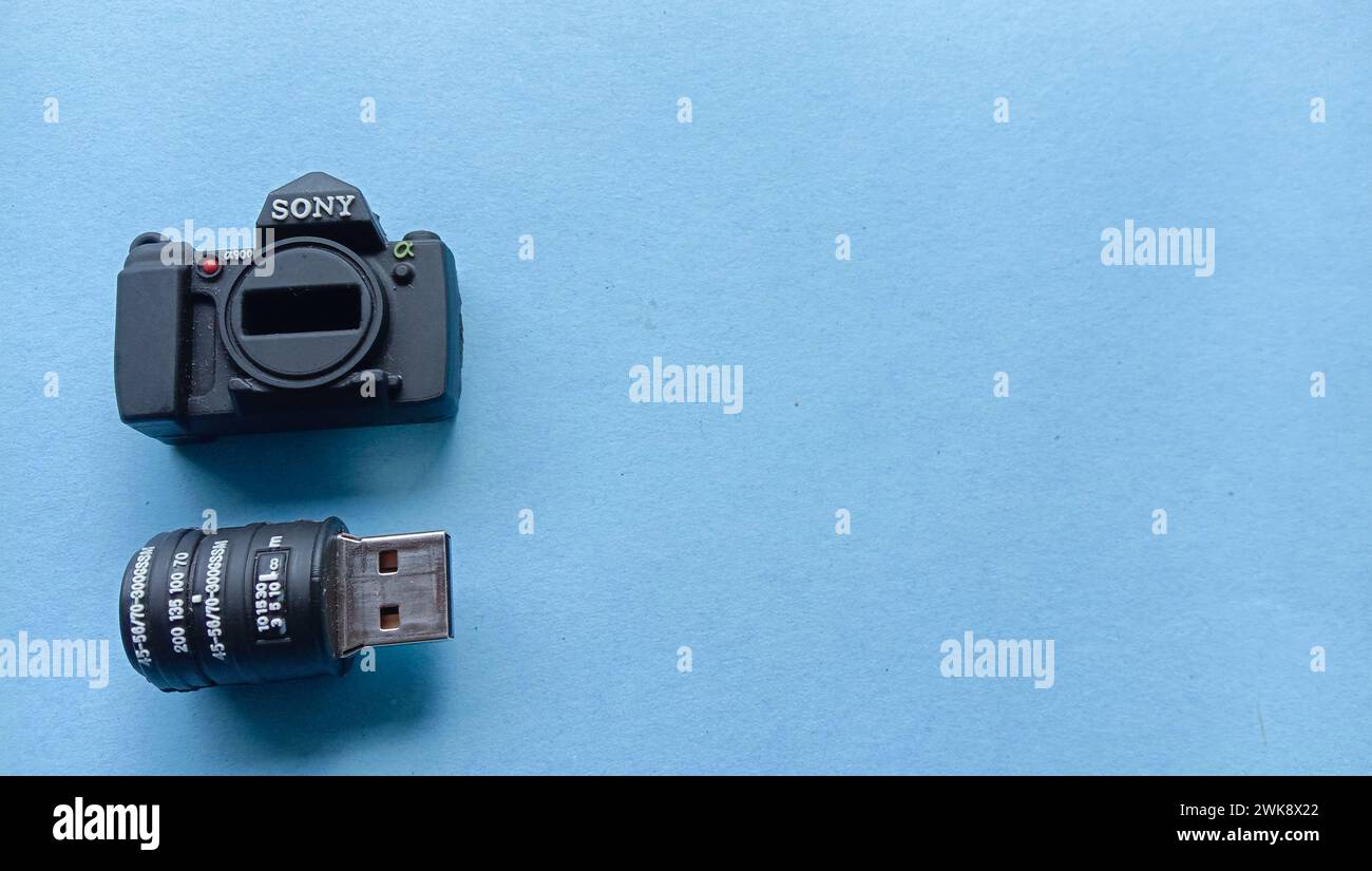 Wadaslintang, 18 marzo 2021, Flashdisk Photos in the form of a digital camera, un prodotto innovativo Foto Stock