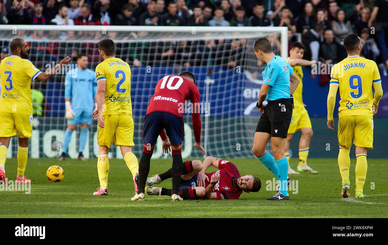 Pamplona, Spagna. 17 febbraio 2024. Sport. Calcio/calcio.Rafael Jimenez Fali (3. Cadiz CF), Joseba Zaldua (2. Cadiz CF), Aimar Oroz (10. CA Osasuna), Moi Gomez (16. CA Osasuna), Francisco Jose Hernandez Maeso (arbitro) e Juanmi Jimenez (9. Cadiz CF) durante la partita di calcio della Liga EA Sports tra CA Osasuna e Cadiz CF giocata allo stadio El Sadar di Pamplona (Spagna) il 17 febbraio 2024. Credito: Inigo Alzugaray/Cordon Press credito: CORDON PRESS/Alamy Live News Foto Stock