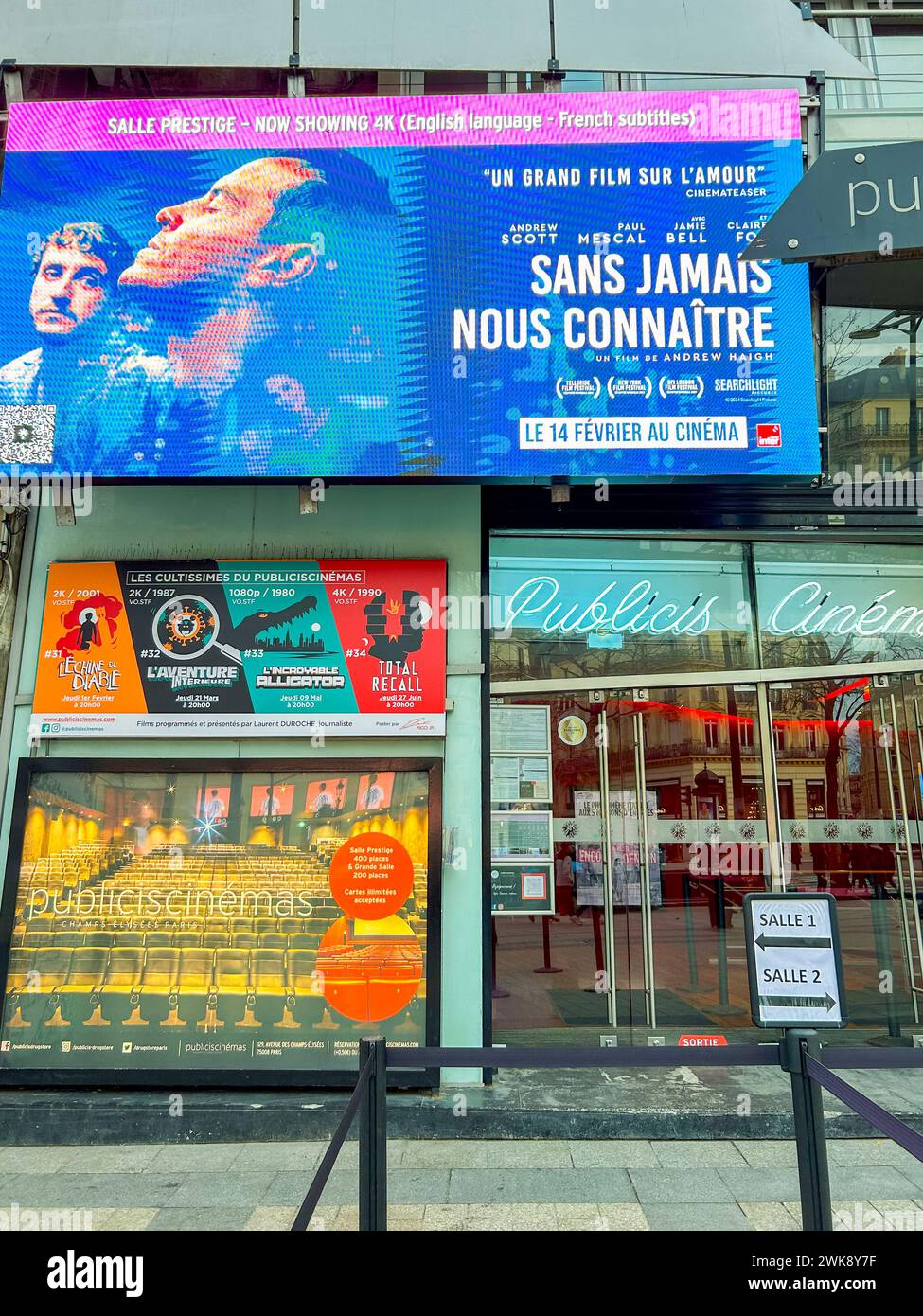 Parigi, Francia, Vista ravvicinata, Scene di strada, Avenue Champs-Elysees, facciata dell'edificio, cinema francese, poster dei film (Sans Jamais Nous Connaitre) Foto Stock