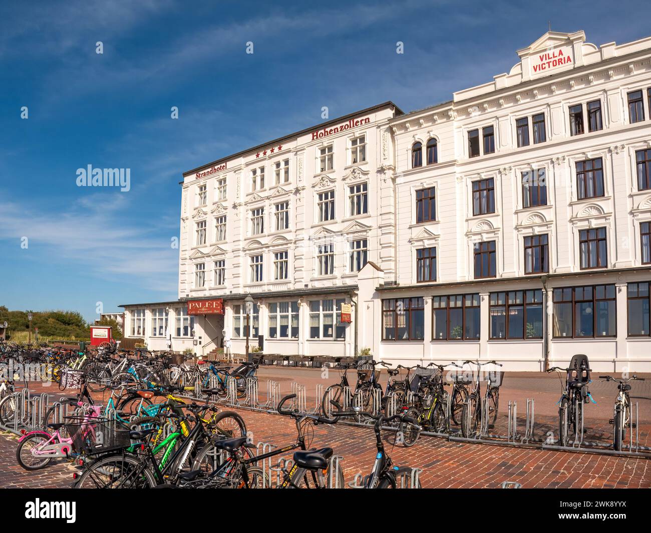 Strandhotel Hohenzollern, Villa Victoria e biciclette parcheggiate sull'isola della Frisia orientale di Borkum, bassa Sassonia, Germania Foto Stock