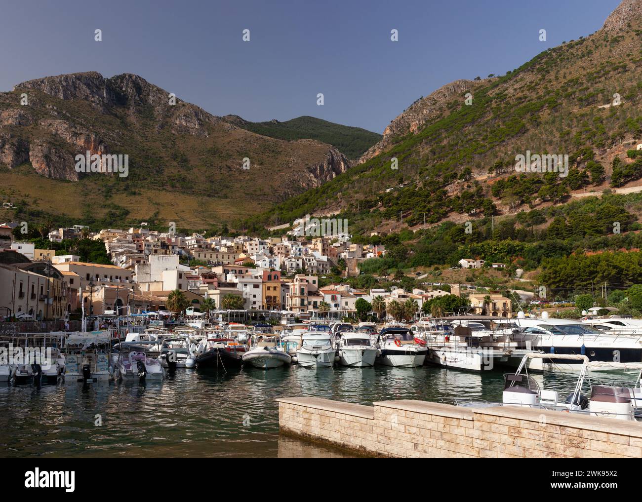 Castellammare del Golfo, Italia - 29 luglio 2023: Baia con barche a Castellammare del Golfo in una giornata di sole sull'isola di Sicilia Foto Stock