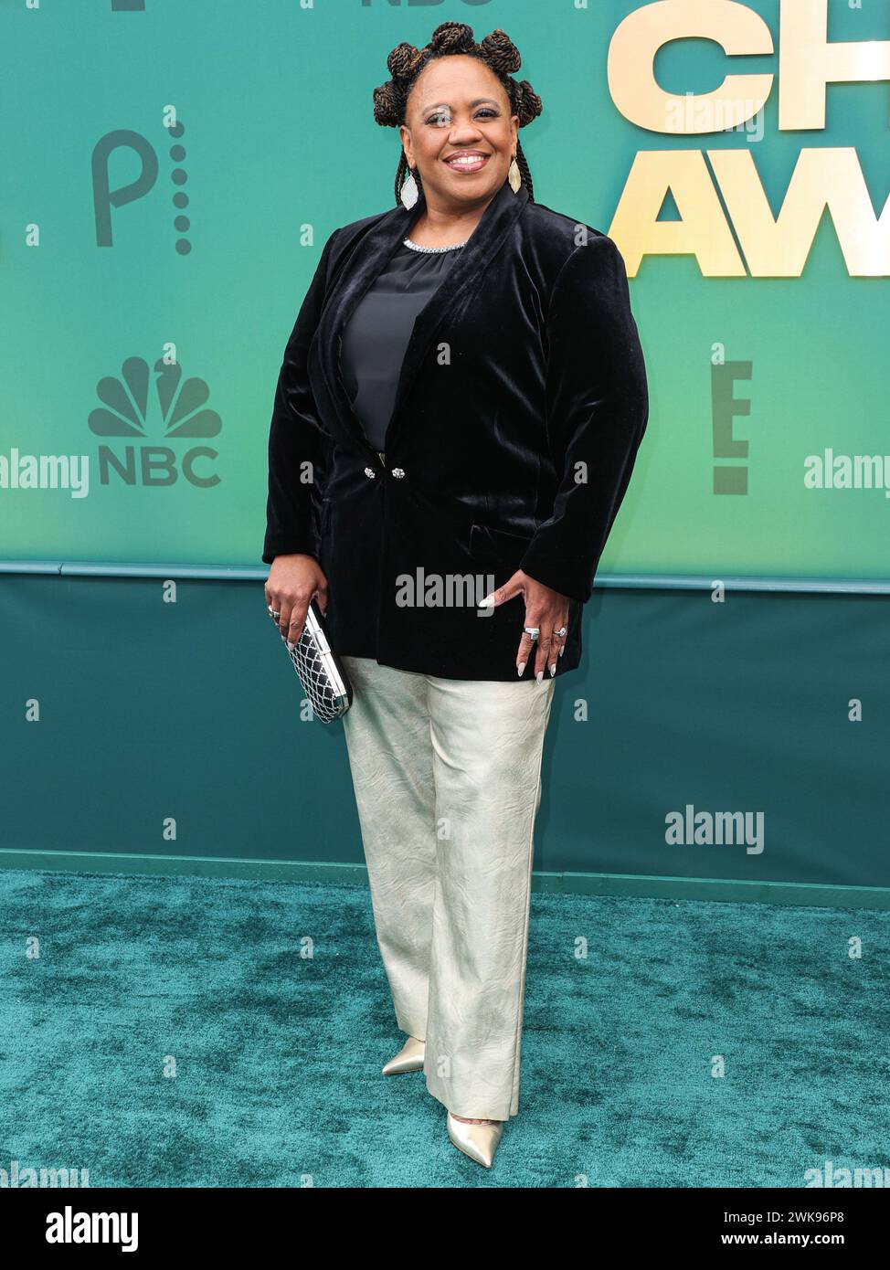 SANTA MONICA, LOS ANGELES, CALIFORNIA, USA - 18 FEBBRAIO: Chandra Wilson arriva al 49° Annual People's Choice Awards 2024 tenutosi al Barker Hangar il 18 febbraio 2024 a Santa Monica, Los Angeles, California, Stati Uniti. (Foto di Xavier Collin/Image Press Agency) Foto Stock