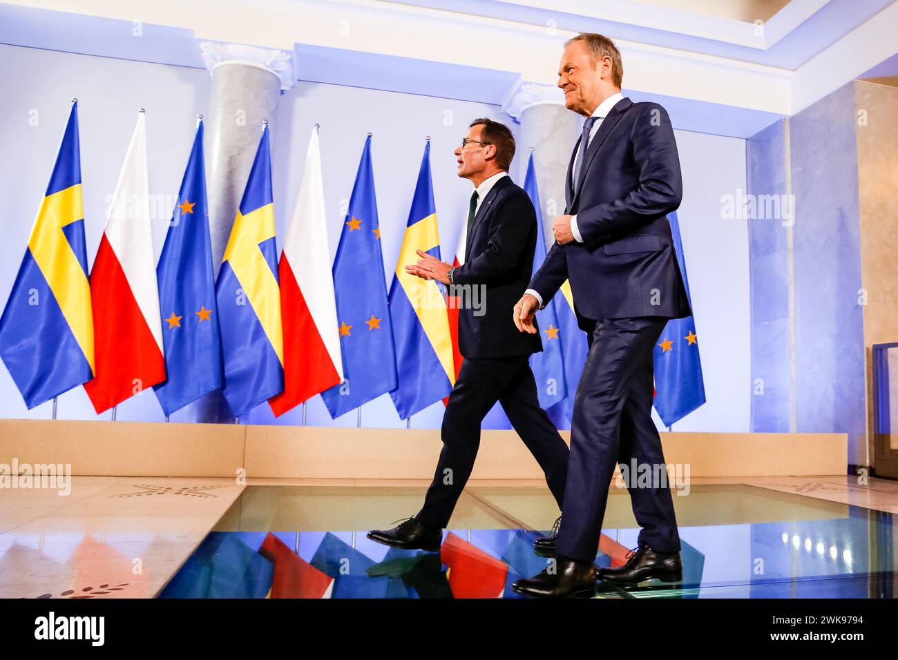 Varsavia, Polonia, 19 febbraio 2024. Il primo Ministro polacco Donald Tusk saluta il primo Ministro svedese Ulf Kristensson per un incontro bilaterale nel Cancellario del primo Ministro in via Ujazdowska a Varsavia, la capitale della Polonia. L'adesione della NATO alla Svezia e le questioni di sicurezza regionale dopo la guerra russa all'Ucraina sono all'ordine del giorno. Crediti: Dominika Zarzycka/Alamy Live News Foto Stock