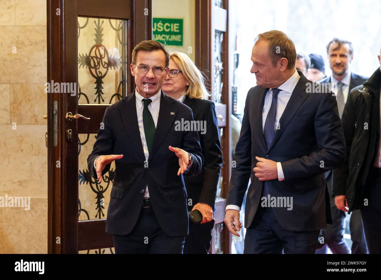 Varsavia, Polonia, 19 febbraio 2024. Il primo Ministro polacco Donald Tusk saluta il primo Ministro svedese Ulf Kristensson per un incontro bilaterale nel Cancellario del primo Ministro in via Ujazdowska a Varsavia, la capitale della Polonia. L'adesione della NATO alla Svezia e le questioni di sicurezza regionale dopo la guerra russa all'Ucraina sono all'ordine del giorno. Crediti: Dominika Zarzycka/Alamy Live News Foto Stock