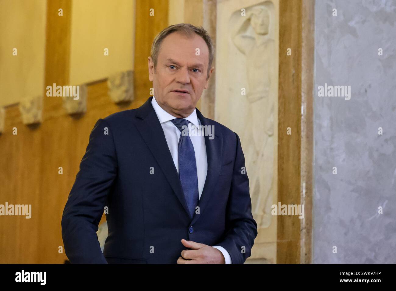 Varsavia, Polonia, 19 febbraio 2024. Il primo ministro polacco Donald Tusk arriva a salutare il primo ministro svedese Ulf Kristensson per un incontro bilaterale nel Cancellario del primo ministro in via Ujazdowska a Varsavia, la capitale della Polonia. L'adesione della NATO alla Svezia e le questioni di sicurezza regionale dopo la guerra russa all'Ucraina sono all'ordine del giorno. Crediti: Dominika Zarzycka/Alamy Live News Foto Stock