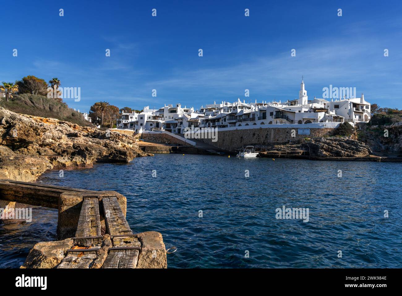Binibeca Vell, Spagna - 24 gennaio 2024: Insenatura idilliaca e il villaggio imbiancato di Binibeca Vell a Minorca Foto Stock