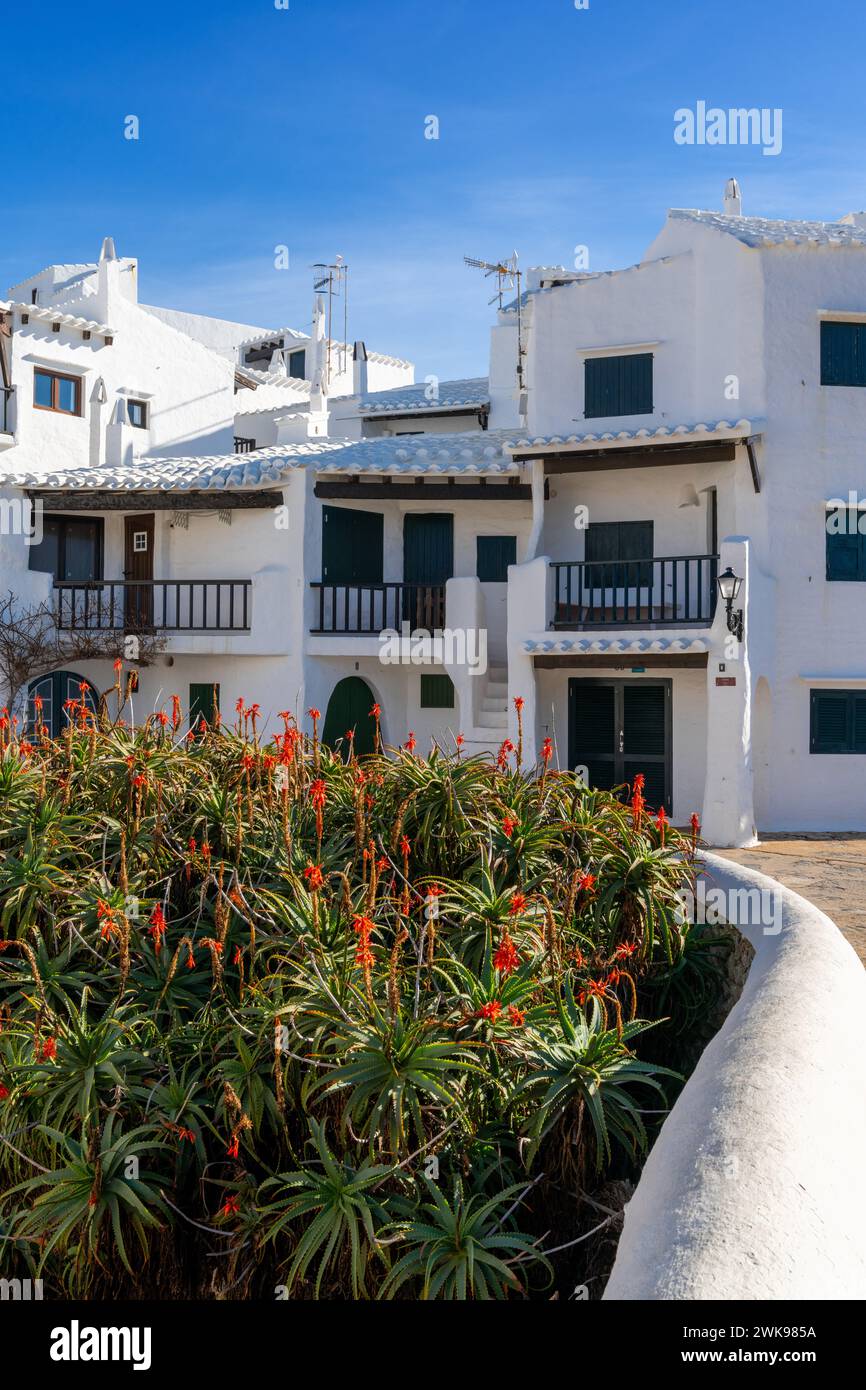 Binibeca Vell, Spagna - 24 gennaio 2024: Tipici edifici imbiancati nel pittoresco villaggio di Binibeca Vell a Minorca Foto Stock