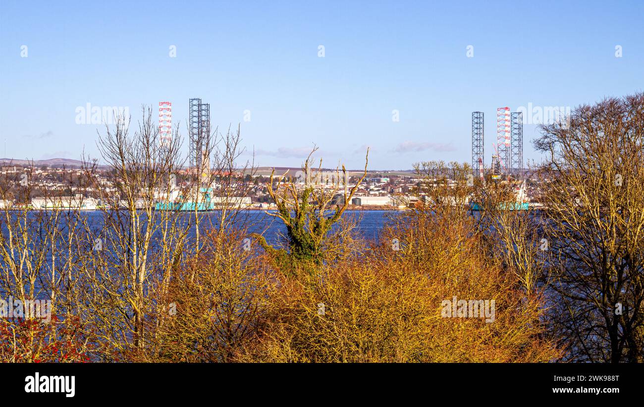 Dundee, Tayside, Scozia, Regno Unito. 19 febbraio 2024. Meteo nel Regno Unito: Una mattinata di febbraio a Dundee sotto il sole brillante con altezze di circa 10°C.. Vista dall'altra parte del fiume Tay a Newport-on-Tay a Fife, questa incredibile vista panoramica comprende Dundee City, il turbolento fiume Tay, ponti stradali e ferroviari e il Waterfront Development Project. Crediti: Dundee Photographics/Alamy Live News Foto Stock