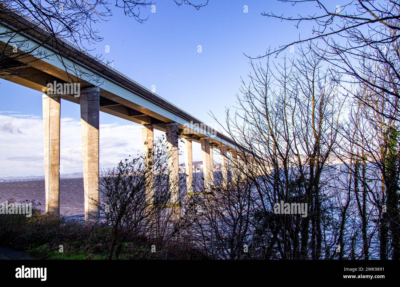 Dundee, Tayside, Scozia, Regno Unito. 19 febbraio 2024. Meteo nel Regno Unito: Una mattinata di febbraio a Dundee sotto il sole brillante con altezze di circa 10°C.. Vista dall'altra parte del fiume Tay a Newport-on-Tay a Fife, questa incredibile vista panoramica comprende Dundee City, il turbolento fiume Tay, ponti stradali e ferroviari e il Waterfront Development Project. Crediti: Dundee Photographics/Alamy Live News Foto Stock