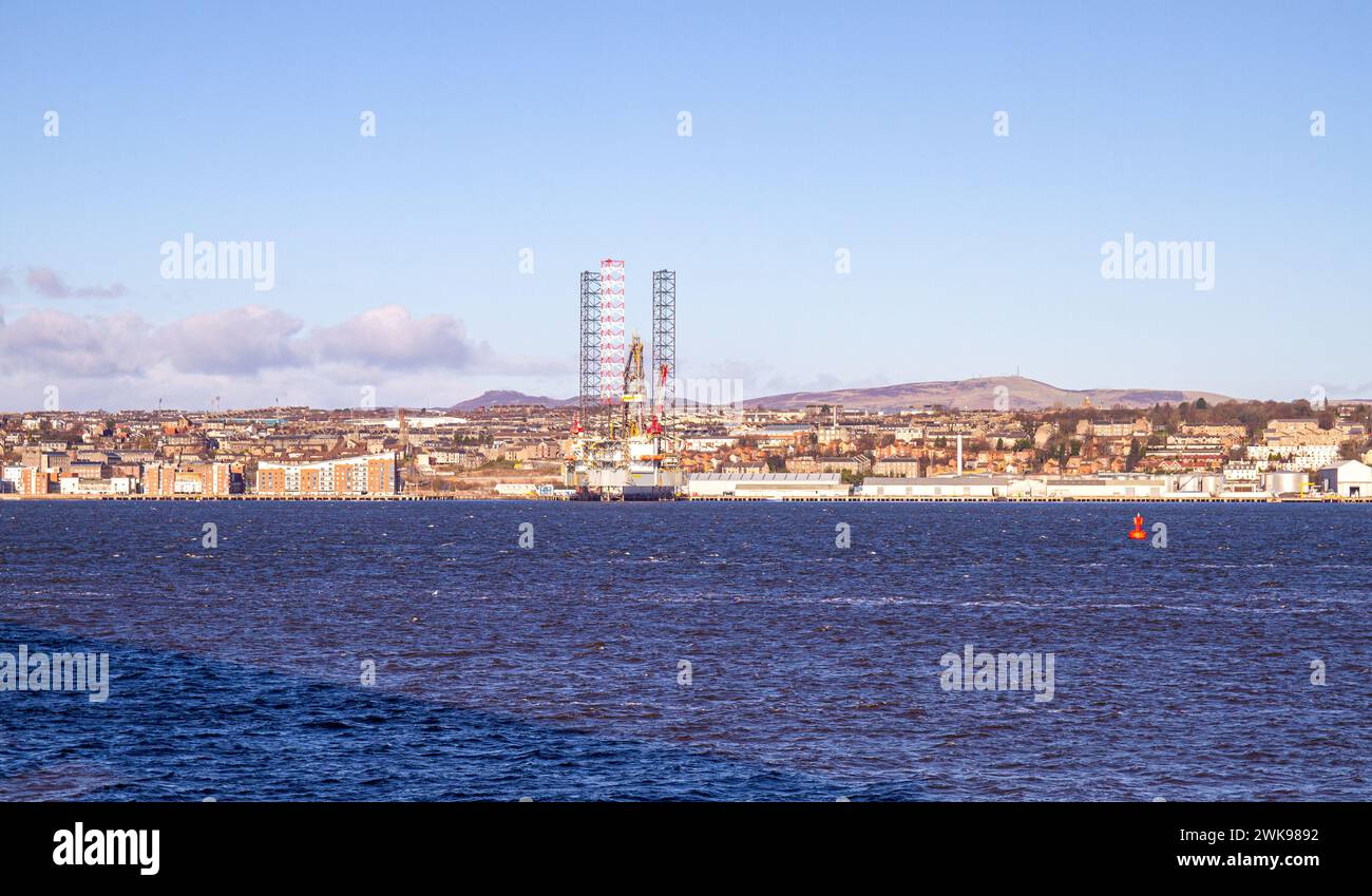 Dundee, Tayside, Scozia, Regno Unito. 19 febbraio 2024. Meteo nel Regno Unito: Una mattinata di febbraio a Dundee sotto il sole brillante con altezze di circa 10°C.. Vista dall'altra parte del fiume Tay a Newport-on-Tay a Fife, questa incredibile vista panoramica comprende Dundee City, il turbolento fiume Tay, ponti stradali e ferroviari e il Waterfront Development Project. Crediti: Dundee Photographics/Alamy Live News Foto Stock