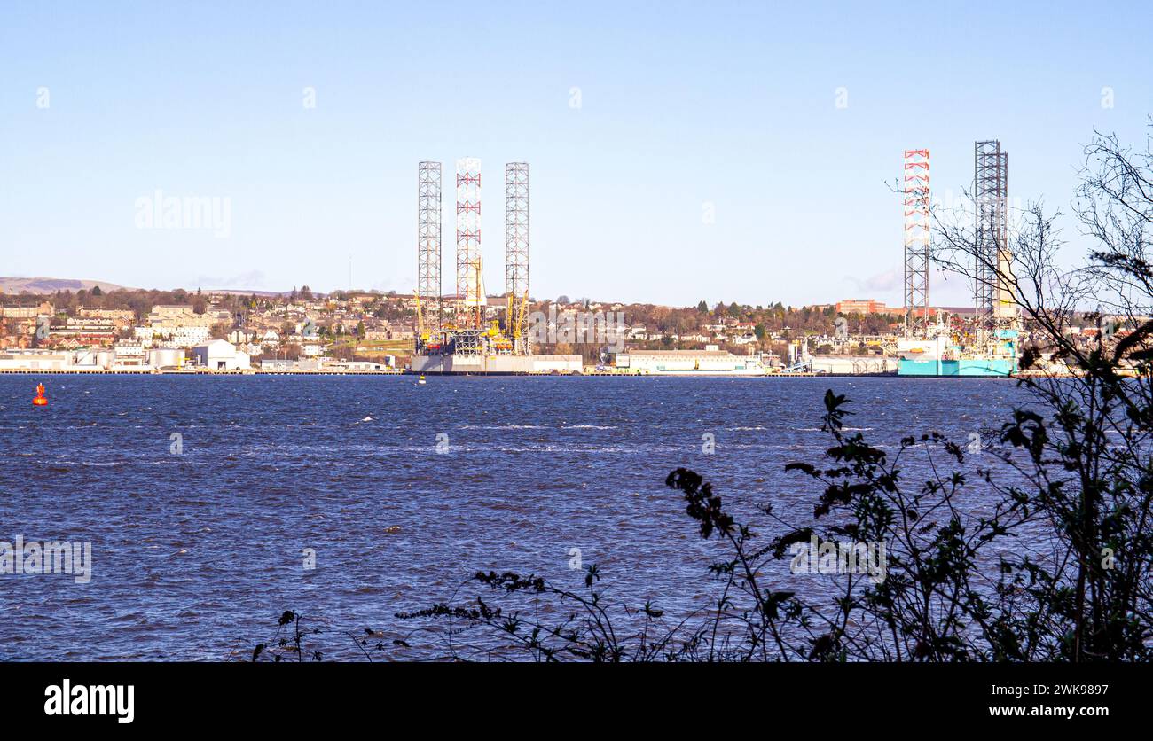 Dundee, Tayside, Scozia, Regno Unito. 19 febbraio 2024. Meteo nel Regno Unito: Una mattinata di febbraio a Dundee sotto il sole brillante con altezze di circa 10°C.. Vista dall'altra parte del fiume Tay a Newport-on-Tay a Fife, questa incredibile vista panoramica comprende Dundee City, il turbolento fiume Tay, ponti stradali e ferroviari e il Waterfront Development Project. Crediti: Dundee Photographics/Alamy Live News Foto Stock