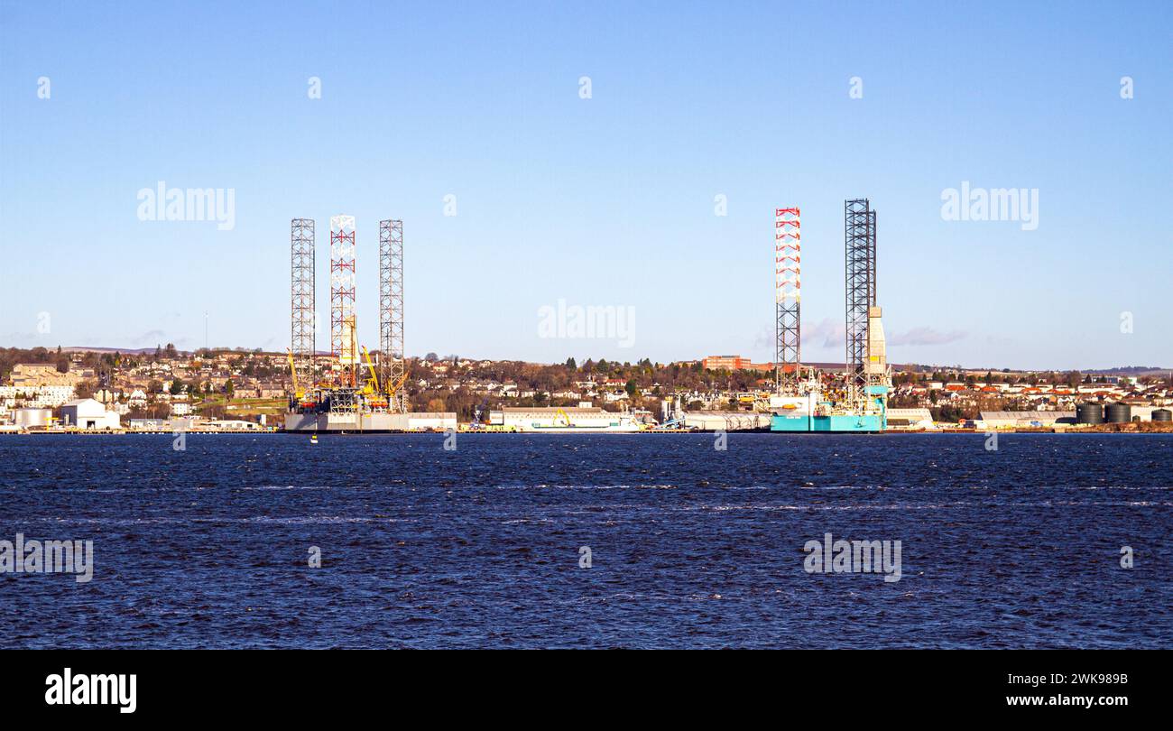 Dundee, Tayside, Scozia, Regno Unito. 19 febbraio 2024. Meteo nel Regno Unito: Una mattinata di febbraio a Dundee sotto il sole brillante con altezze di circa 10°C.. Vista dall'altra parte del fiume Tay a Newport-on-Tay a Fife, questa incredibile vista panoramica comprende Dundee City, il turbolento fiume Tay, ponti stradali e ferroviari e il Waterfront Development Project. Crediti: Dundee Photographics/Alamy Live News Foto Stock