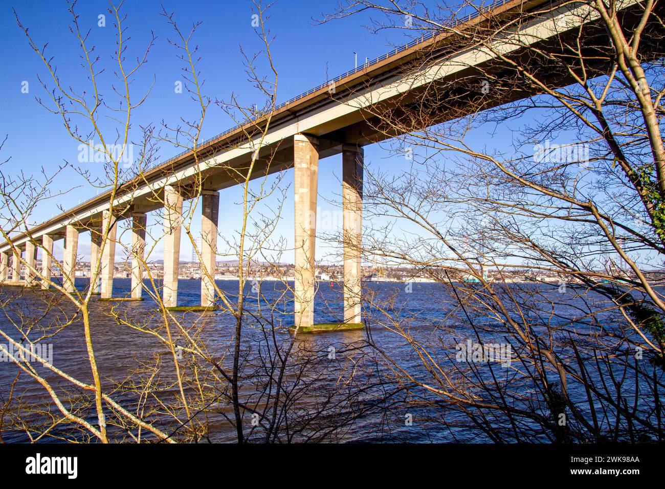 Dundee, Tayside, Scozia, Regno Unito. 19 febbraio 2024. Meteo nel Regno Unito: Una mattinata di febbraio a Dundee sotto il sole brillante con altezze di circa 10°C.. Vista dall'altra parte del fiume Tay a Newport-on-Tay a Fife, questa incredibile vista panoramica comprende Dundee City, il turbolento fiume Tay, ponti stradali e ferroviari e il Waterfront Development Project. Crediti: Dundee Photographics/Alamy Live News Foto Stock