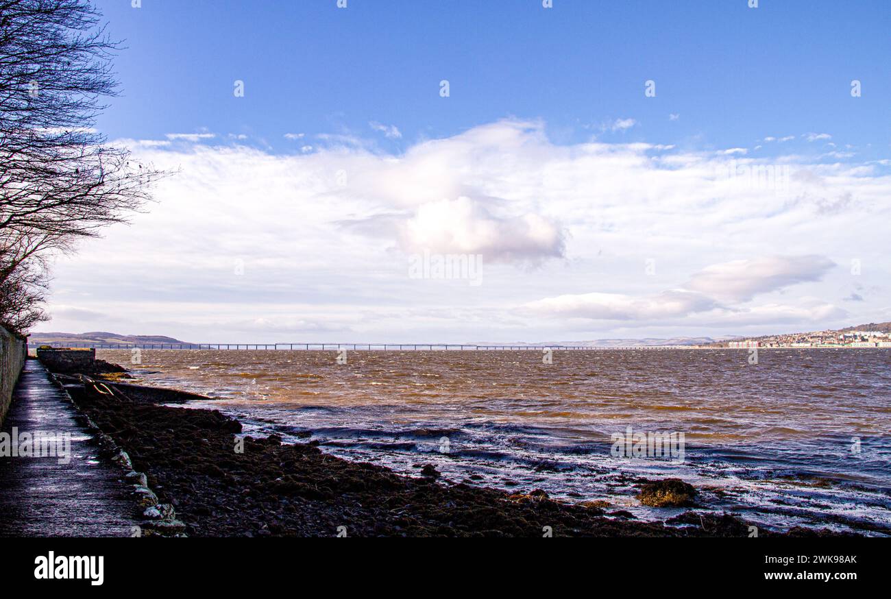 Dundee, Tayside, Scozia, Regno Unito. 19 febbraio 2024. Meteo nel Regno Unito: Una mattinata di febbraio a Dundee sotto il sole brillante con altezze di circa 10°C.. Vista dall'altra parte del fiume Tay a Newport-on-Tay a Fife, questa incredibile vista panoramica comprende Dundee City, il turbolento fiume Tay, ponti stradali e ferroviari e il Waterfront Development Project. Crediti: Dundee Photographics/Alamy Live News Foto Stock