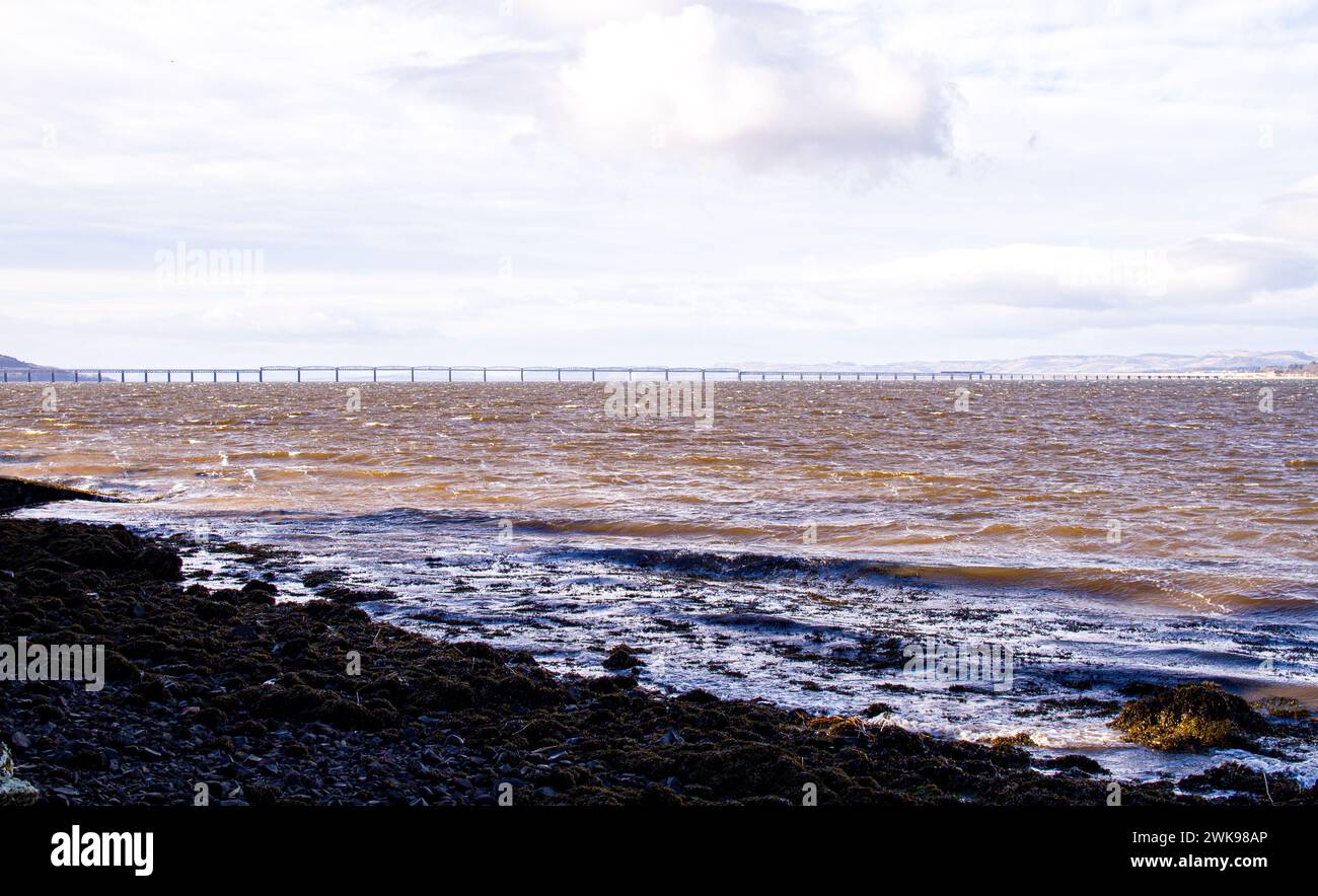 Dundee, Tayside, Scozia, Regno Unito. 19 febbraio 2024. Meteo nel Regno Unito: Una mattinata di febbraio a Dundee sotto il sole brillante con altezze di circa 10°C.. Vista dall'altra parte del fiume Tay a Newport-on-Tay a Fife, questa incredibile vista panoramica comprende Dundee City, il turbolento fiume Tay, ponti stradali e ferroviari e il Waterfront Development Project. Crediti: Dundee Photographics/Alamy Live News Foto Stock