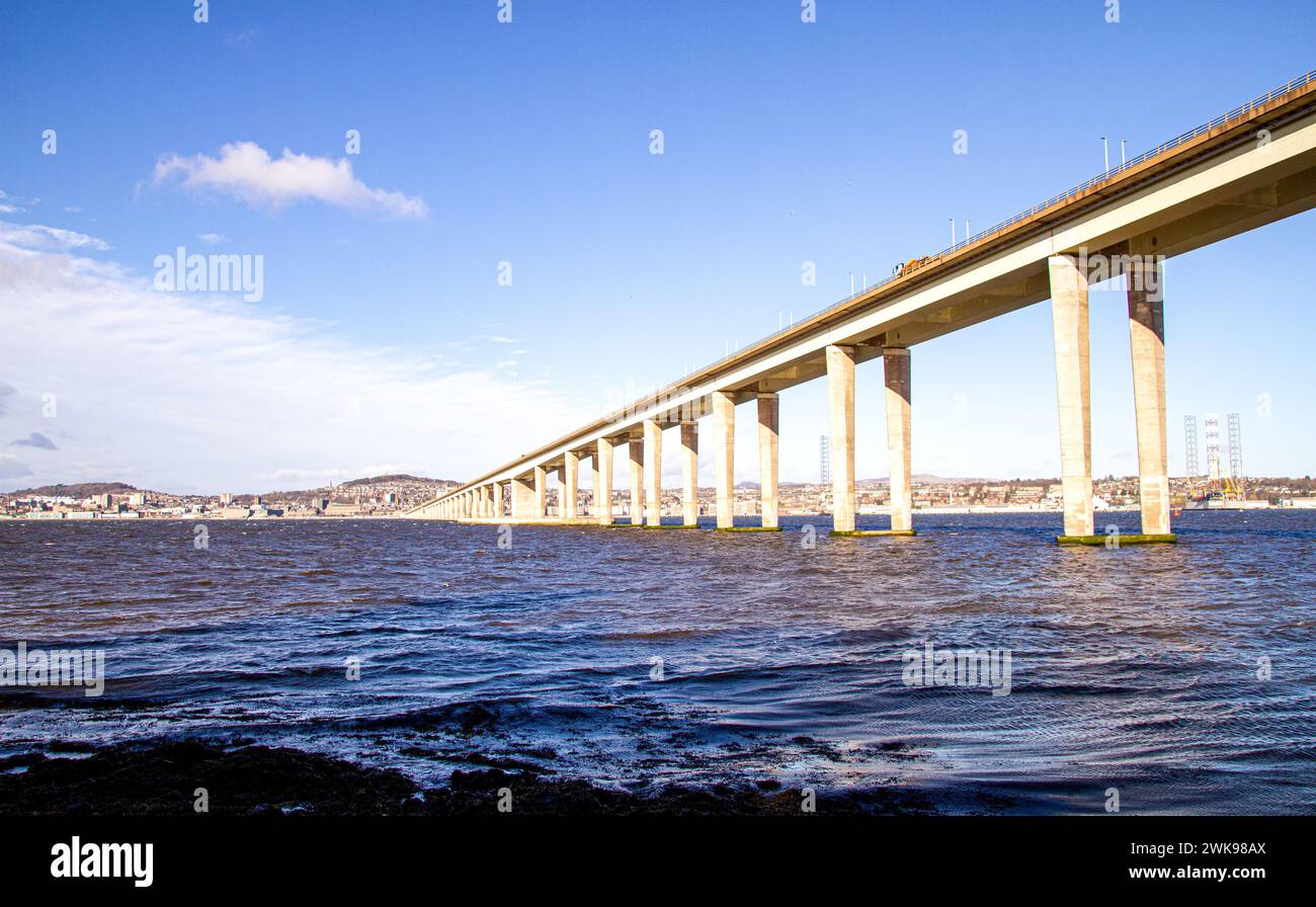 Dundee, Tayside, Scozia, Regno Unito. 19 febbraio 2024. Meteo nel Regno Unito: Una mattinata di febbraio a Dundee sotto il sole brillante con altezze di circa 10°C.. Vista dall'altra parte del fiume Tay a Newport-on-Tay a Fife, questa incredibile vista panoramica comprende Dundee City, il turbolento fiume Tay, ponti stradali e ferroviari e il Waterfront Development Project. Crediti: Dundee Photographics/Alamy Live News Foto Stock