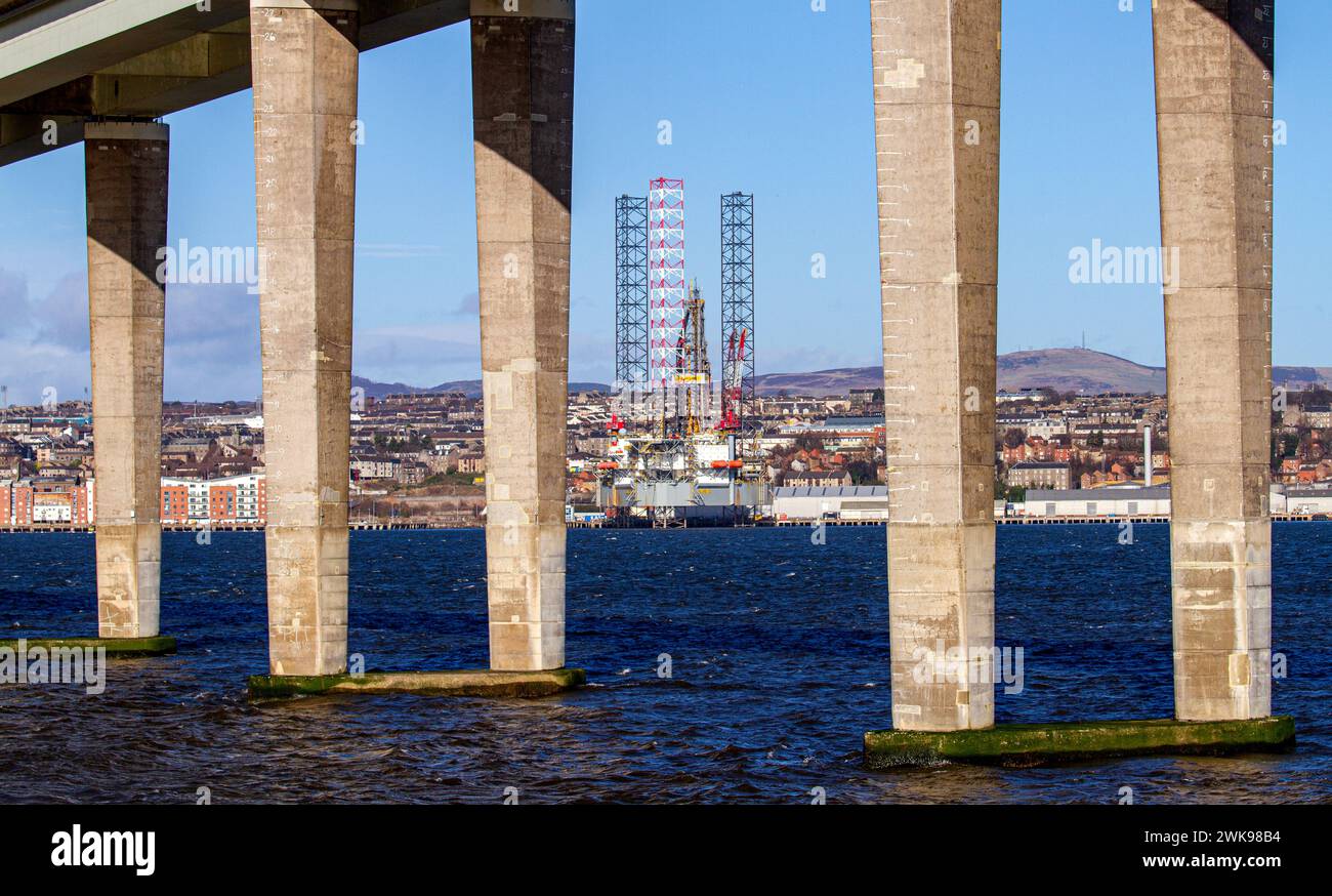 Dundee, Tayside, Scozia, Regno Unito. 19 febbraio 2024. Meteo nel Regno Unito: Una mattinata di febbraio a Dundee sotto il sole brillante con altezze di circa 10°C.. Vista dall'altra parte del fiume Tay a Newport-on-Tay a Fife, questa incredibile vista panoramica comprende Dundee City, il turbolento fiume Tay, ponti stradali e ferroviari e il Waterfront Development Project. Crediti: Dundee Photographics/Alamy Live News Foto Stock