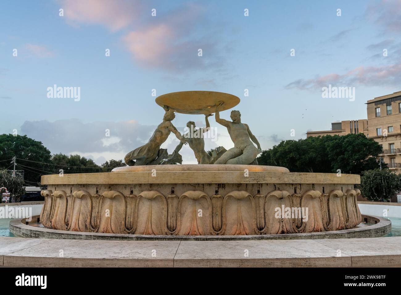 La Valletta, Malta - 23 dicembre 2023: Vista della Fontana del Tritone nel centro di la Valletta all'alba Foto Stock
