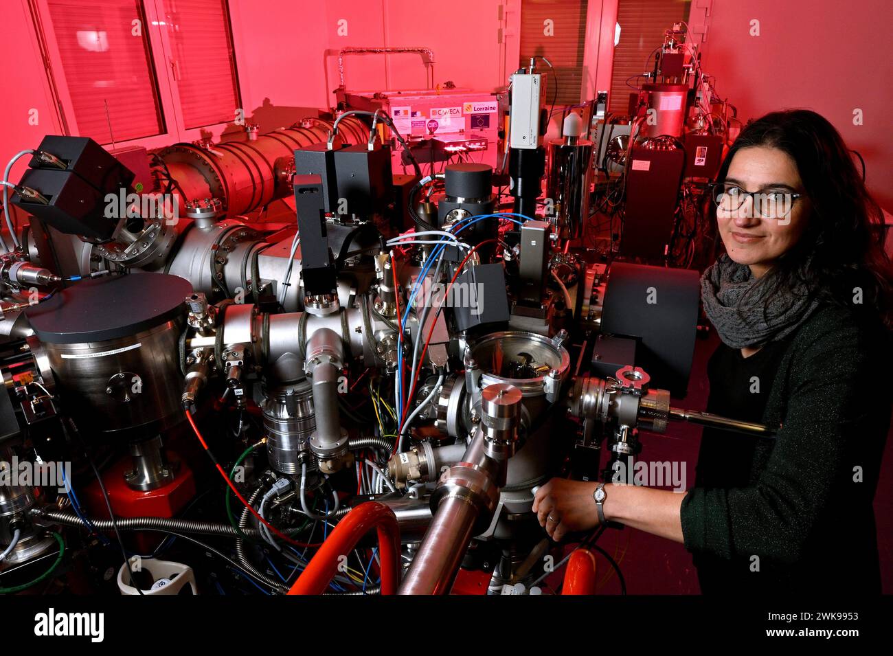 ©PHOTOPQR/L'EST REPUBLICAIN/ALEXANDRE MARCHI ; VANDOEUVRE LES NANCY ; 19/02/2024 ; SCIENCES ET TECHNOLOGIES - PIANI - CENTRE NATIONAL DE LA RECHERCHE SCIENTIFIQUE - METEORITE - COSMOCHIMIE - RECOMPENSE - PRIX JOLIOT CURIE. Vandoeuvre-lès-Nancy 19 février 2024. Laurette PIANI, Responsible scientifique de la plateforme analytique "sonde ionique LG-SIMS-Nancy" du Centre de Recherches Pétrographiques et Géochimiques de Nancy, est la lauréate de la 22ème édition du Prix Irène Joliot-Curie, un prestigieux hommage aux femmes scientifiques, pour ses travaux de recherche qui portent sur l'origine et l'origine et l'origine et l'origine et et et et et et et et et et et et the portent Foto Stock