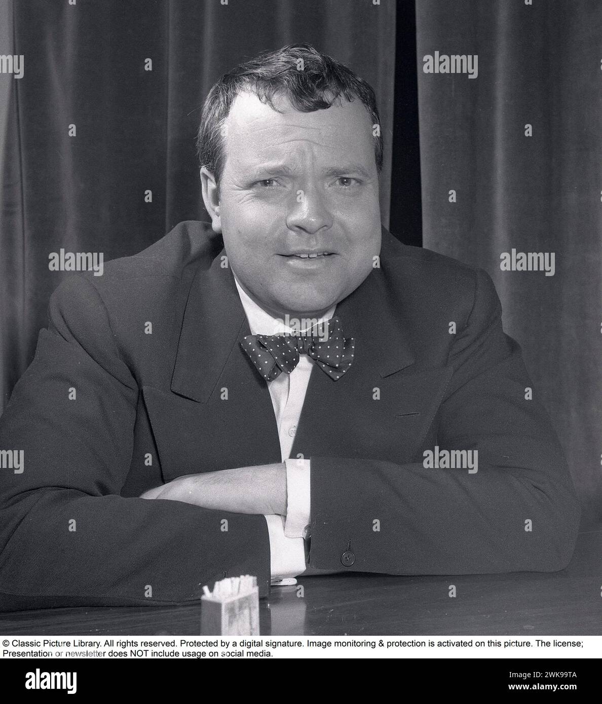 George Orson Welles (6 maggio 1915 – 10 ottobre 1985) è stato un regista, attore, scrittore, produttore e mago statunitense ricordato per il suo lavoro innovativo nel cinema, nella radio e nel teatro. È considerato tra i più grandi e influenti registi di tutti i tempi. La foto fu scattata quando visitò la Svezia nel febbraio 1952. Kristoffersson ref BF39-9 *** didascalia locale *** © Classic Picture Library. Tutti i diritti riservati. Protetto da una firma digitale. Il monitoraggio e la protezione delle immagini sono attivati su questa immagine. La licenza; la presentazione o la newsletter NON include l'utilizzo sui social Foto Stock
