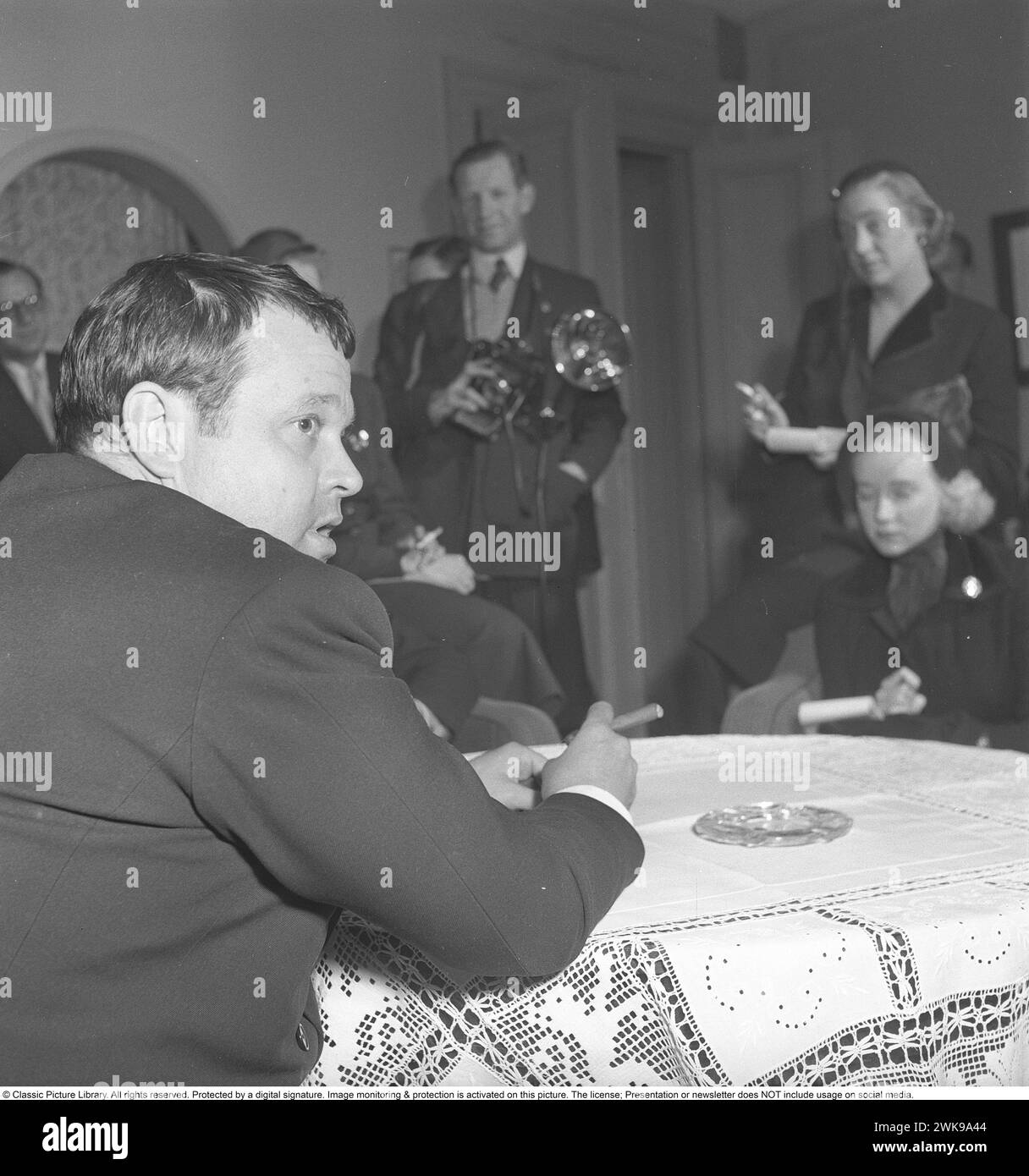 George Orson Welles (6 maggio 1915 – 10 ottobre 1985) è stato un regista, attore, scrittore, produttore e mago statunitense ricordato per il suo lavoro innovativo nel cinema, nella radio e nel teatro. È considerato tra i più grandi e influenti registi di tutti i tempi. La foto fu scattata quando visitò la Svezia nel febbraio 1952. Kristoffersson ref BF38-8 *** didascalia locale *** © Classic Picture Library. Tutti i diritti riservati. Protetto da una firma digitale. Il monitoraggio e la protezione delle immagini sono attivati su questa immagine. La licenza; la presentazione o la newsletter NON include l'utilizzo sui social Foto Stock