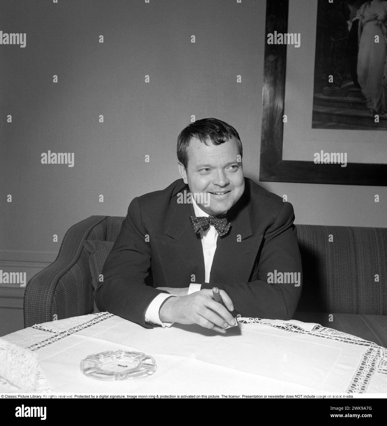 George Orson Welles (6 maggio 1915 – 10 ottobre 1985) è stato un regista, attore, scrittore, produttore e mago statunitense ricordato per il suo lavoro innovativo nel cinema, nella radio e nel teatro. È considerato tra i più grandi e influenti registi di tutti i tempi. La foto fu scattata quando visitò la Svezia nel febbraio 1952. Conard ref 1923 *** didascalia locale *** © Libreria di immagini classica. Tutti i diritti riservati. Protetto da una firma digitale. Il monitoraggio e la protezione delle immagini sono attivati su questa immagine. La licenza; la presentazione o la newsletter NON include l'utilizzo sui social media. Foto Stock