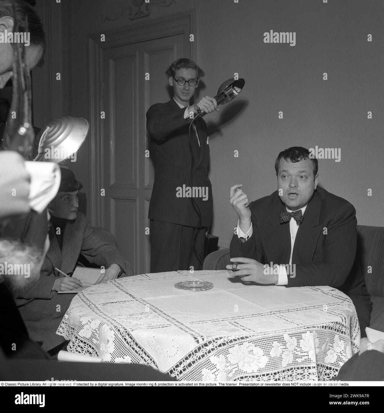 George Orson Welles (6 maggio 1915 – 10 ottobre 1985) è stato un regista, attore, scrittore, produttore e mago statunitense ricordato per il suo lavoro innovativo nel cinema, nella radio e nel teatro. È considerato tra i più grandi e influenti registi di tutti i tempi. La foto fu scattata quando visitò la Svezia nel febbraio 1952. Conard ref 1923 *** didascalia locale *** © Libreria di immagini classica. Tutti i diritti riservati. Protetto da una firma digitale. Il monitoraggio e la protezione delle immagini sono attivati su questa immagine. La licenza; la presentazione o la newsletter NON include l'utilizzo sui social media. Foto Stock